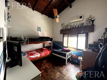 Venta casa 4 ambientes con cochera y jardín en Wilde