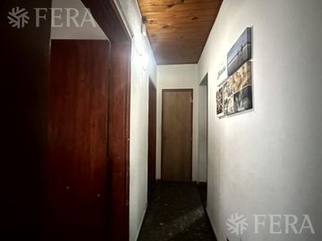Venta casa 4 ambientes con cochera y jardín en Wilde