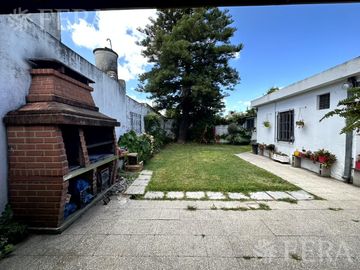 Venta casa 4 ambientes con cochera y jardín en Wilde