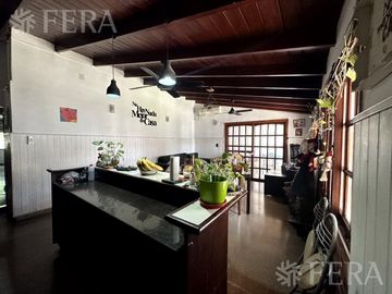 Venta casa 4 ambientes con cochera y jardín en Wilde