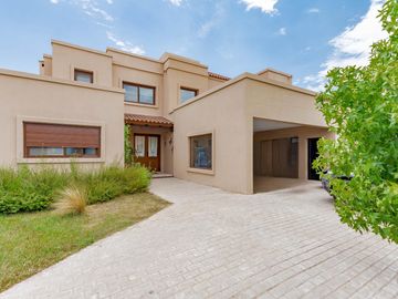 Venta Casa 4 dormitorios Pileta Country Golf Club Fisherton. Acepta permuta