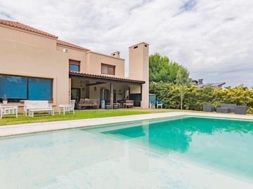 Venta Casa 4 dormitorios Pileta Country Golf Club Fisherton. Acepta permuta