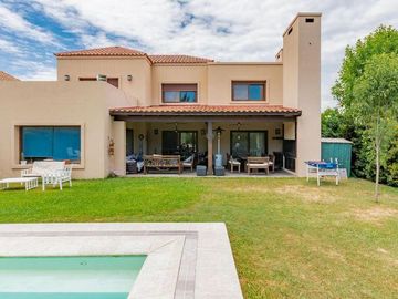 Venta Casa 4 dormitorios Pileta Country Golf Club Fisherton. Acepta permuta
