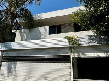 CASA EN VENTA EN LOMAS DE GUEVARA