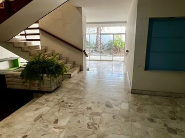 CASA EN VENTA EN LOMAS DE GUEVARA