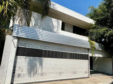 CASA EN VENTA EN LOMAS DE GUEVARA