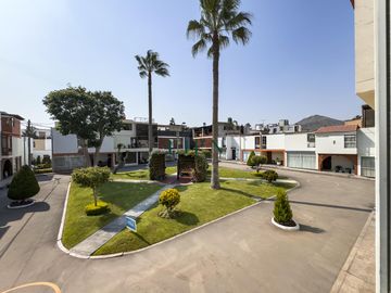Casa de 3 pisos con jardín y terraza – 5 dorm. – Condominio en Monterrico – Seguridad 24/7