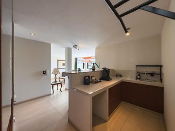Casa de 3 pisos con jardín y terraza – 5 dorm. – Condominio en Monterrico – Seguridad 24/7