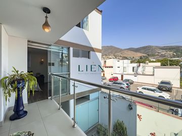 Casa de 3 pisos con jardín y terraza – 5 dorm. – Condominio en Monterrico – Seguridad 24/7
