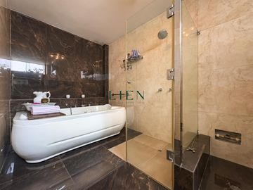 Casa de 3 pisos con jardín y terraza – 5 dorm. – Condominio en Monterrico – Seguridad 24/7