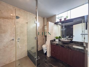 Casa de 3 pisos con jardín y terraza – 5 dorm. – Condominio en Monterrico – Seguridad 24/7