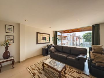 Casa de 3 pisos con jardín y terraza – 5 dorm. – Condominio en Monterrico – Seguridad 24/7