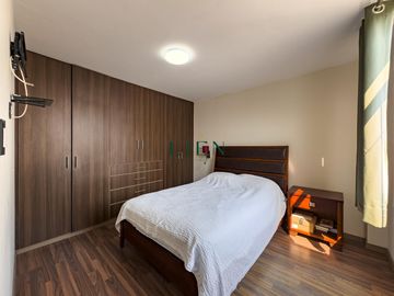 Casa de 3 pisos con jardín y terraza – 5 dorm. – Condominio en Monterrico – Seguridad 24/7