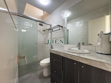 Casa de 3 pisos con jardín y terraza – 5 dorm. – Condominio en Monterrico – Seguridad 24/7