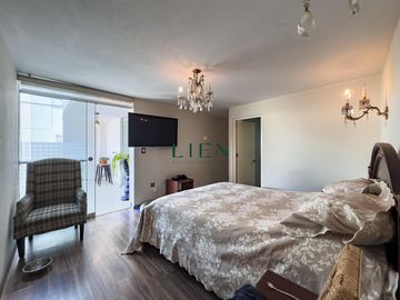 Casa de 3 pisos con jardín y terraza – 5 dorm. – Condominio en Monterrico – Seguridad 24/7