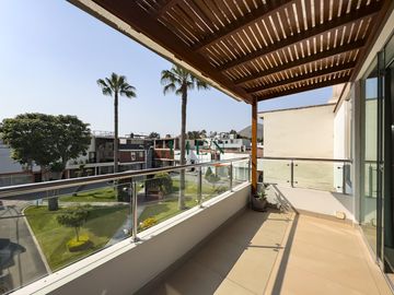 Casa de 3 pisos con jardín y terraza – 5 dorm. – Condominio en Monterrico – Seguridad 24/7