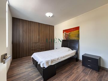 Casa de 3 pisos con jardín y terraza – 5 dorm. – Condominio en Monterrico – Seguridad 24/7