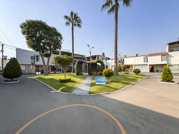 Casa de 3 pisos con jardín y terraza – 5 dorm. – Condominio en Monterrico – Seguridad 24/7