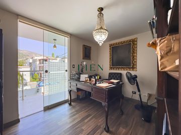 Casa de 3 pisos con jardín y terraza – 5 dorm. – Condominio en Monterrico – Seguridad 24/7