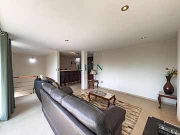 Casa de 3 pisos con jardín y terraza – 5 dorm. – Condominio en Monterrico – Seguridad 24/7
