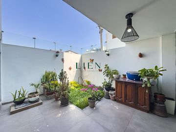 Casa de 3 pisos con jardín y terraza – 5 dorm. – Condominio en Monterrico – Seguridad 24/7