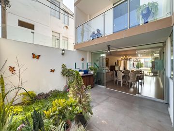 Casa de 3 pisos con jardín y terraza – 5 dorm. – Condominio en Monterrico – Seguridad 24/7