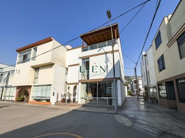 Casa de 3 pisos con jardín y terraza – 5 dorm. – Condominio en Monterrico – Seguridad 24/7