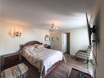 Casa de 3 pisos con jardín y terraza – 5 dorm. – Condominio en Monterrico – Seguridad 24/7