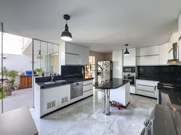 Casa de 3 pisos con jardín y terraza – 5 dorm. – Condominio en Monterrico – Seguridad 24/7