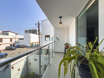 Casa de 3 pisos con jardín y terraza – 5 dorm. – Condominio en Monterrico – Seguridad 24/7
