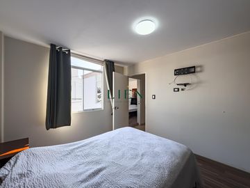 Casa de 3 pisos con jardín y terraza – 5 dorm. – Condominio en Monterrico – Seguridad 24/7
