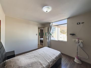 Casa de 3 pisos con jardín y terraza – 5 dorm. – Condominio en Monterrico – Seguridad 24/7