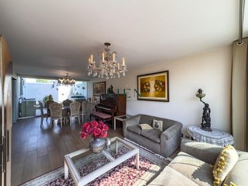 Casa de 3 pisos con jardín y terraza – 5 dorm. – Condominio en Monterrico – Seguridad 24/7