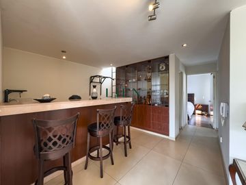 Casa de 3 pisos con jardín y terraza – 5 dorm. – Condominio en Monterrico – Seguridad 24/7