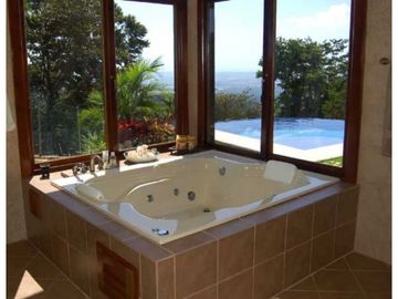 EN VENTA FABULOSA CASA EN CERRO AZUL CERCA HACIENDA COUNTRY CLUB