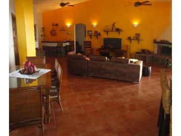 EN VENTA FABULOSA CASA EN CERRO AZUL CERCA HACIENDA COUNTRY CLUB