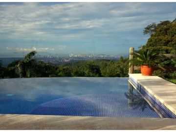 EN VENTA FABULOSA CASA EN CERRO AZUL CERCA HACIENDA COUNTRY CLUB