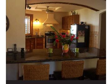 EN VENTA FABULOSA CASA EN CERRO AZUL CERCA HACIENDA COUNTRY CLUB