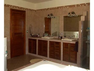 EN VENTA FABULOSA CASA EN CERRO AZUL CERCA HACIENDA COUNTRY CLUB