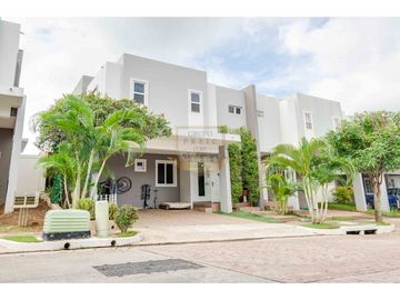 Casa en Venta Brisas del Golf, PH Victoria Paseo del Norte 5 recamaras