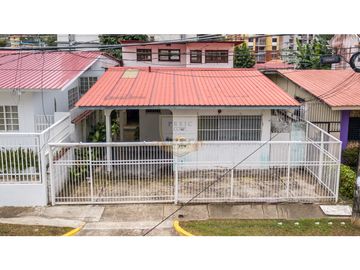 Casa Tipo Chalet en Hato Pintado - Con Patio Frente a TIGO -12 Octubre