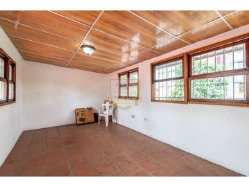 Casa Tipo Chalet en Hato Pintado - Con Patio Frente a TIGO -12 Octubre