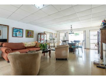 Casa Tipo Chalet en Hato Pintado - Con Patio Frente a TIGO -12 Octubre