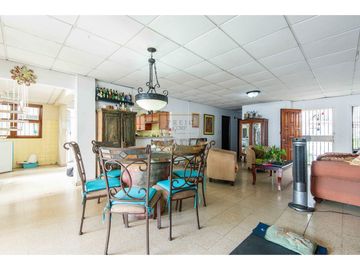 Casa Tipo Chalet en Hato Pintado - Con Patio Frente a TIGO -12 Octubre
