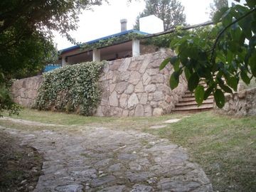 V84. CUESTA BLANCA. ACEPTA PERMUTA POR CASA CARLOS PAZ (Sta Rita, La Cuesta, Sol y Lago)