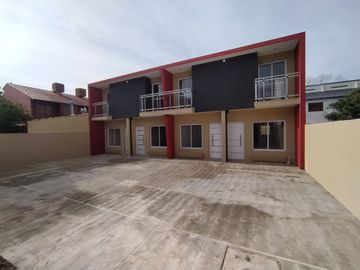 Dúplex en venta de 2 dormitorios c/ cochera en Costa Azul