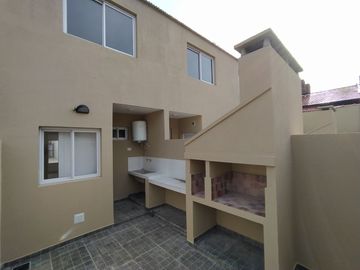 Dúplex en venta de 2 dormitorios c/ cochera en Costa Azul