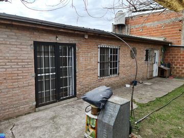 Casa en venta de 2 dormitorios c/ cochera en Monte Grande