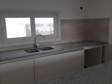 38 E/ 17 Y 18- TRIPLEX DE 3 DORM