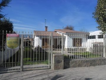 00036 Amplia casa para 10 personas sobre Av. Principal en Villa Cura Brochero